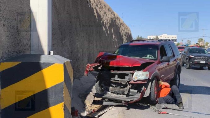 Conductor se impacta contra cerro y un poste en el Periférico de la Juventud