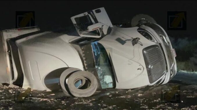 Vuelca Camión de Carga en las Curvas del Perico