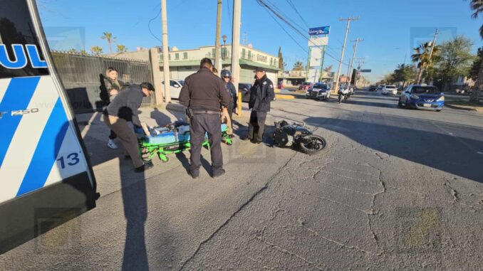 Motociclista derrapa y choca contra poste en la avenida Heroico Colegio Militar