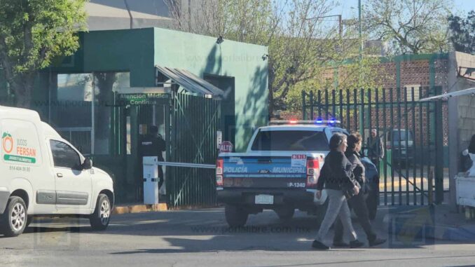 Mujer sufre crisis nerviosa en clínica 33 IMSS y es trasladada a un hospital