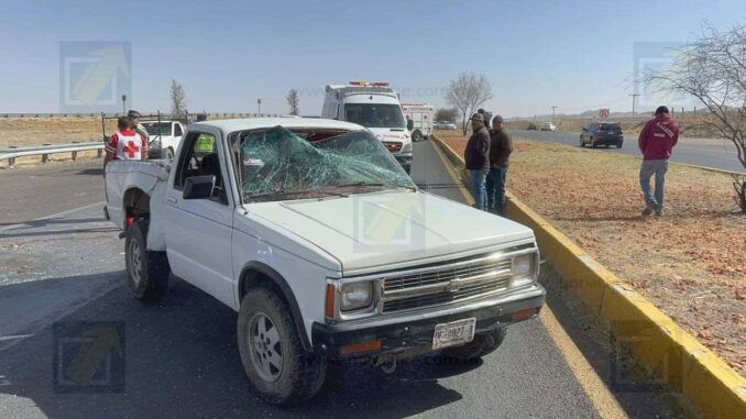 Pareja queda atrapada al chocar contra barra de contención en carretera a Juárez