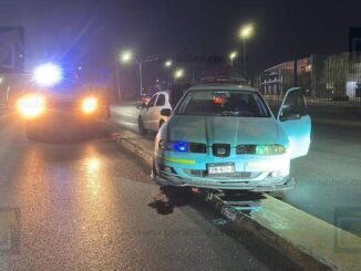 Conductor Pierde el Control y Queda Encampanado en el Camellón