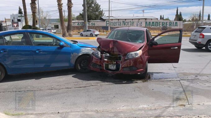 Choque en avenida Mirador deja daños materiales