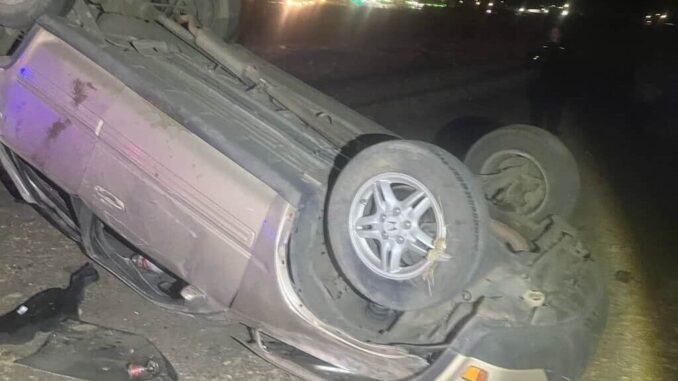 Salida de camino con volcadura cobra la vida de una mujer en Cuauhtémoc