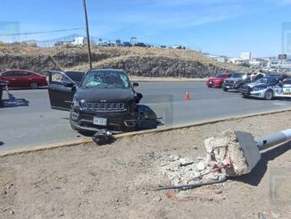 Invade carril, provoca choque y el derribo de una luminaria que cae en un tercer auto