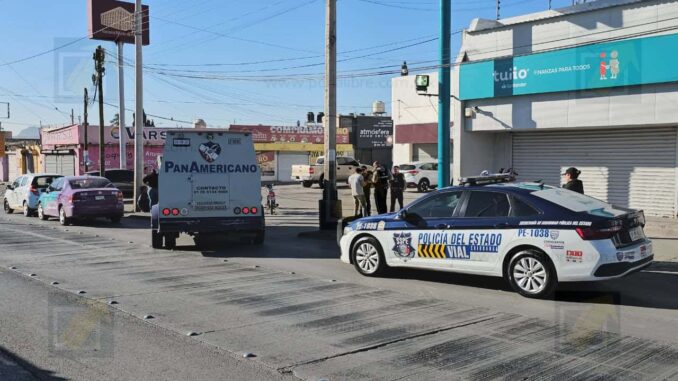Motociclista sufre fractura tras choque con camión de valores