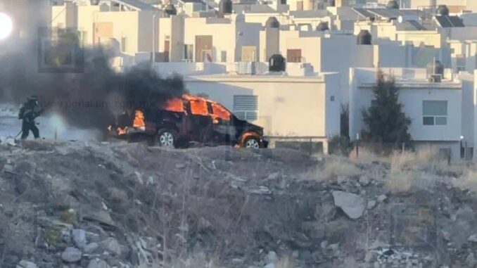 Incendio de camioneta en avenida Rivera Real