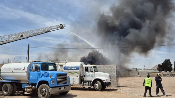Controlan bomberos incendio en fábrica de tarimas