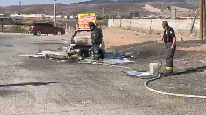 Incendio consume un vehículo en la carretera a Cuauhtémoc