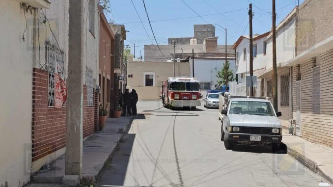 Bomberos controlan incendio en vivienda de dos niveles en zona centro