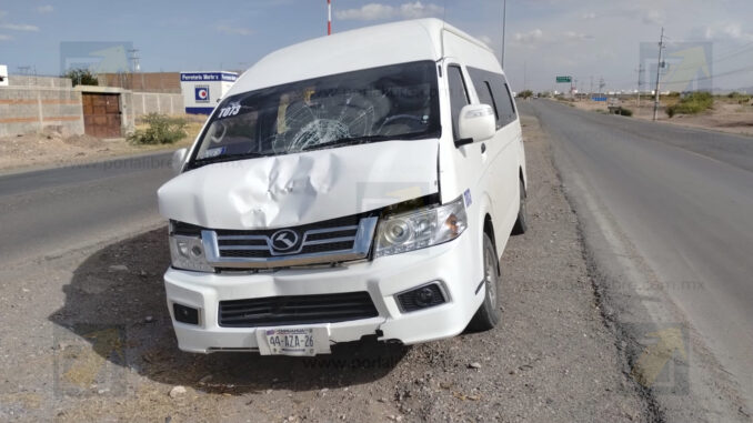 Hombre es embestido en entronque al Cereso; queda grave