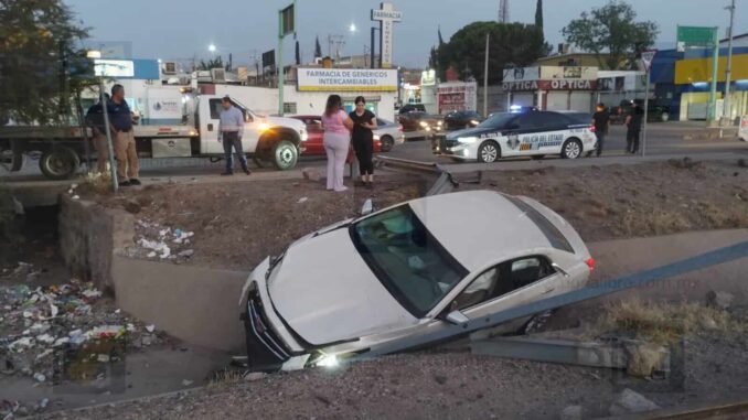 Vehículo cae a canaleta tras fuerte choque en cruce de la vialidad Ch-P
