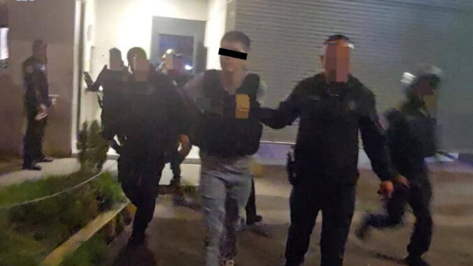 Detienen al ‘Che Che’ al salir del Hospital Balbuena; familiares intentaron rescatarlo