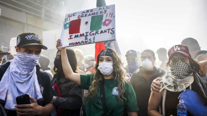“Qué vergüenza”, grito unísono de manifestantes en Los Ángeles por redadas migratorias