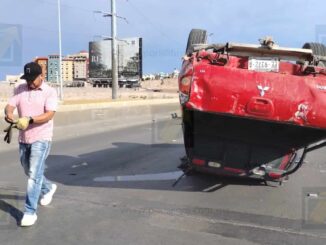 Adulto mayor sufre volcadura tras chocar contra un muro en el Juventud