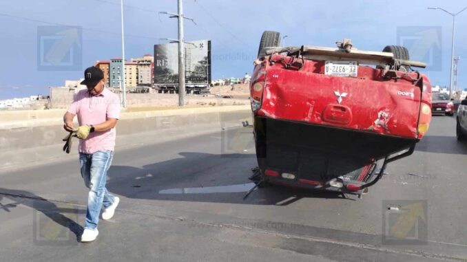 Adulto mayor sufre volcadura tras chocar contra un muro en el Juventud