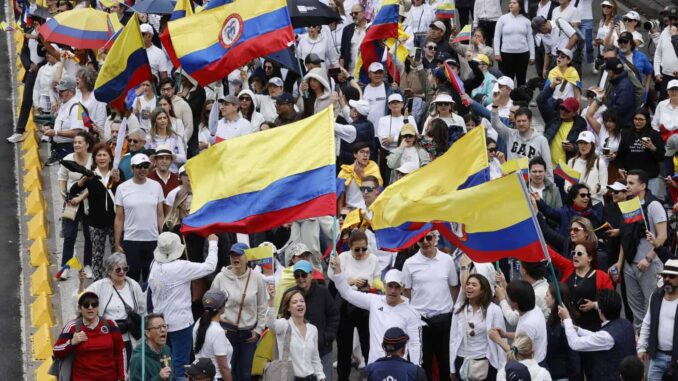 Colombia, unida por Miguel Uribe, toma las calles contra la violencia política