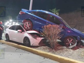 Choque en el Periférico de la Juventud deja un vehículo sobre otro