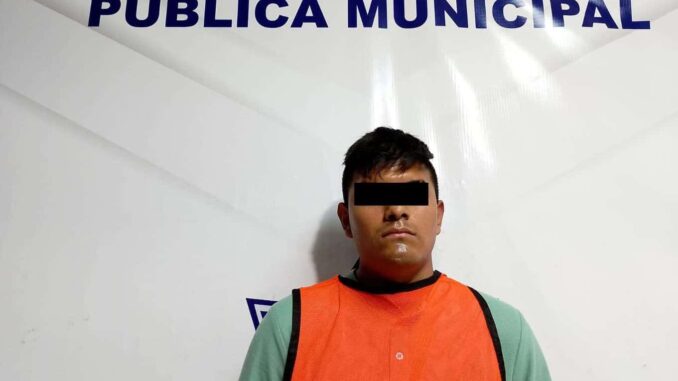 Lo arrestan en vehículo robado y con una arma larga