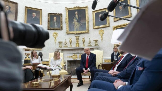 Tribunal afirma que la Casa Blanca puede negar acceso a la agencia AP