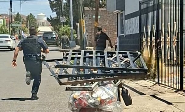 Agente municipal captura a sujeto que desprendía barandal en casa de la Zarco