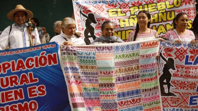 Indígenas exigen disculpas públicas por «apropiación indebida» de artesanías