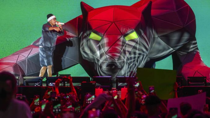 Rauw Alejandro y Myke Towers triunfan en los Premios Tu Música Urbano con 3 galardones