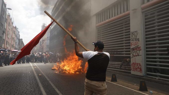 #Video CNTE irrumpe en sede del SNTE y quema mobiliario