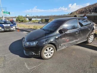 Trailero invade carril y provoca choque en la vialidad Sacramento y canal