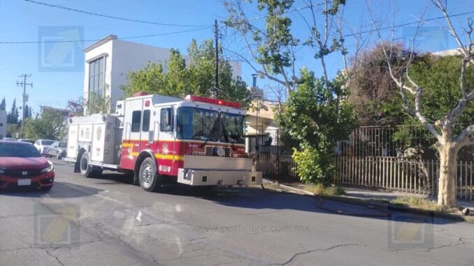 Controlan incendio de vehículo en vivienda de la colonia Altavista