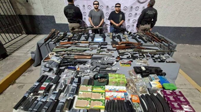 Detienen a 3 hombres en Monterrey, Nuevo León, con 64 armas y miles de cartuchos útiles