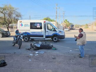 Pareja de motociclistas chocan en Lombardo Toledano; el piloto rebasaba sin precaución