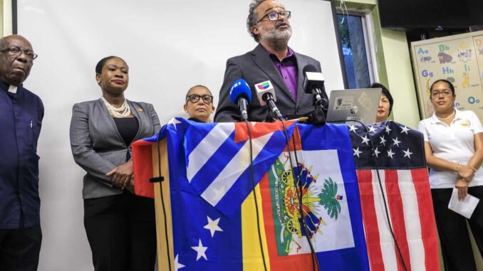 Asociaciones migrantes alertan que fin de ‘parole’ humanitario debilitará economía de EE.UU.