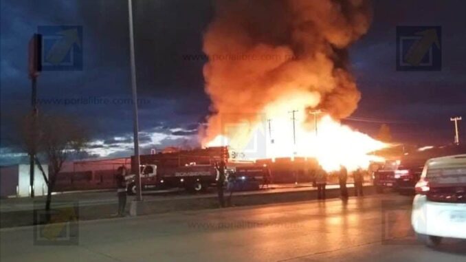 Incendio en fábrica de tarimas provoca cierre de carretera en Aldama