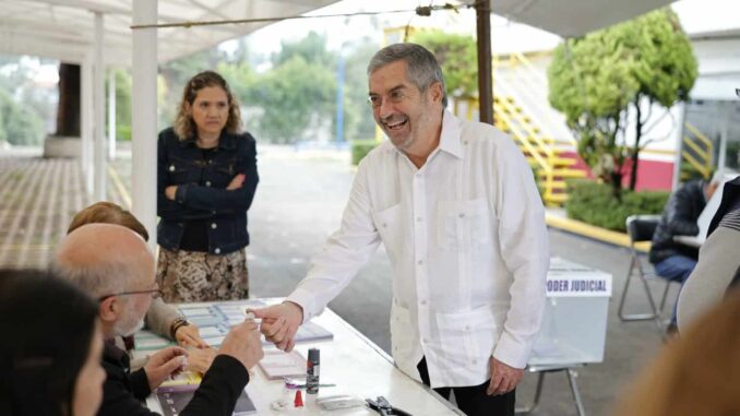 Vota en la elección judicial el canciller Juan Ramón de la Fuente