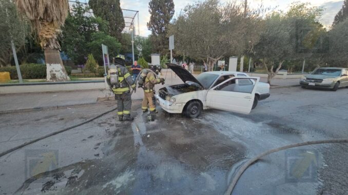 Se quema vehículo frente al Tecnológico I