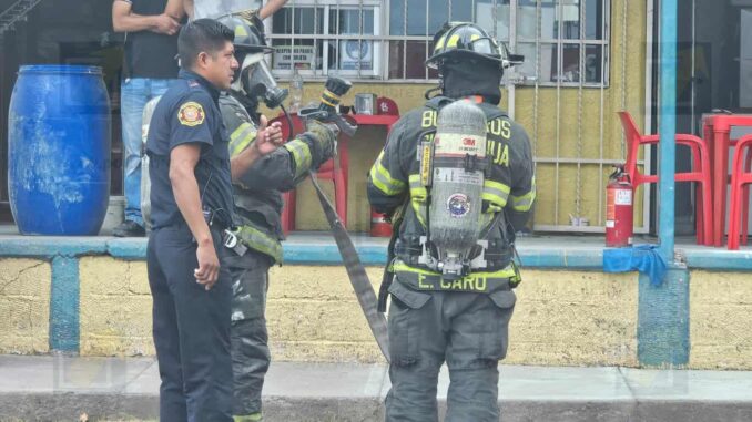 Incendio en sombrerería de Plaza La Villita moviliza a cuerpos de emergencia