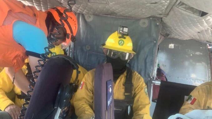 Suman tercera aeronave para atender incendio en Madera