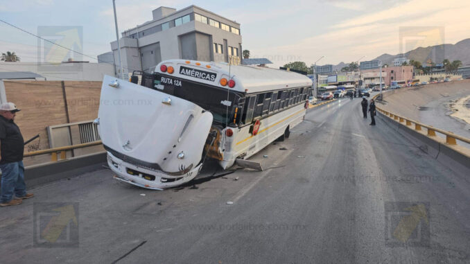 Choca camión maquilero en puente del canal; múltiples heridos a la altura de la colonia Santo Niño
