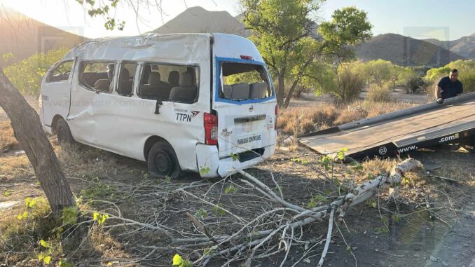Volcadura de transporte de maquila deja 8 heridos en la vialidad Sacramento