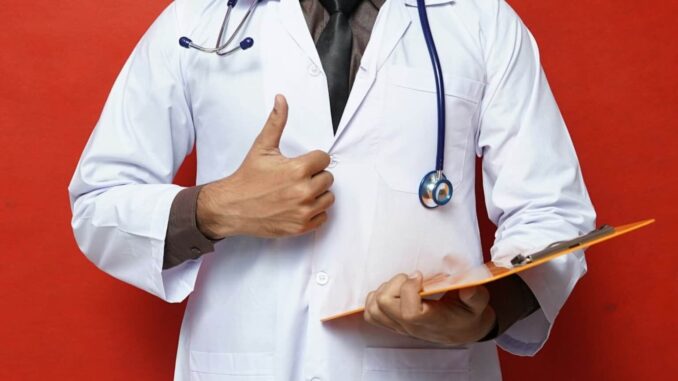 En 2025 rompimos récord en formación y contratación de médicos especialistas del IMSS: Sheinbaum