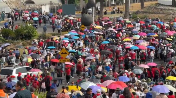 Maestros de la CNTE regresan al zócalo tras colapsar al AICM