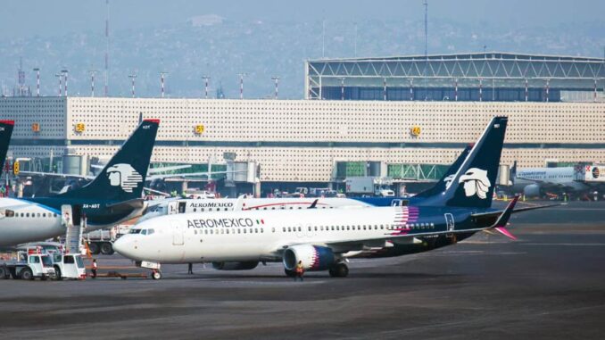 Aeroméxico ofrece cambio de vuelo gratis a pasajeros afectados por bloqueo de la CNTE en el AICM