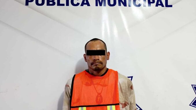 Detienen a hombre por desmantelar un tráiler robado