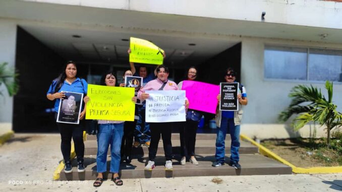 Periodistas se manifiestan en Coatzacoalcos por asesinato de la fotógrafa Avisack Douglas