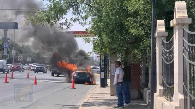 Incendio de un vehículo provoca caos vial frente al Tecnológico de Chihuahua
