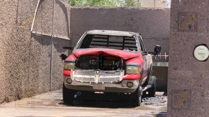 Incendio consume vehículo en cochera de vivienda en colonia Revolución