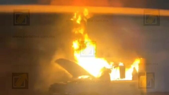 Se incendia camión de mudanzas en el Periférico de la Juventud