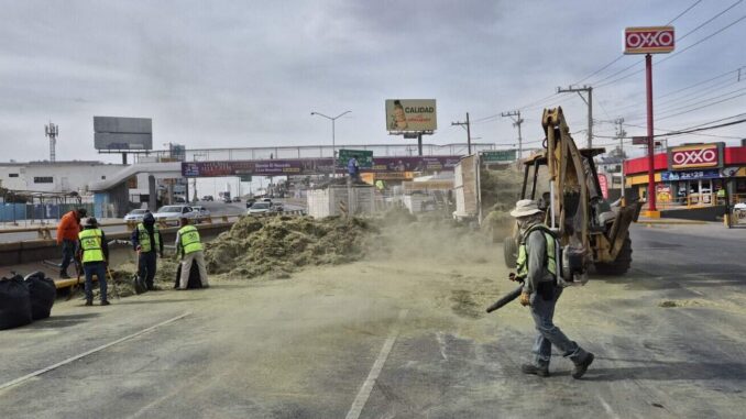 Realiza municipio limpieza de pastura después de accidente en periférico De la Juventud