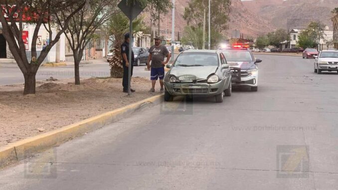 No respeta el alto y provoca choque; una menor lesionada